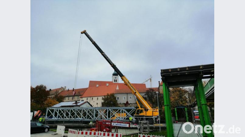 Am Montagvormittag montieren Arbeiter den Behelfssteg am Eisernen Steg zwischen Grundschule und Altstadt. Ein Transporter hatte im April die Brücke schwer beschädigt, weil der Fahrer die Höhe seines Gespanns unterschätzt hatte. Bild: wpt
