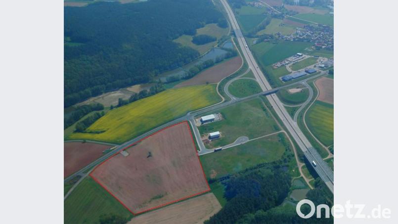 Die planerische Weichenstellung für die Erweiterung des Industriegebiets Trisching (rot umrandet) stieß im Gemeinderat auf Zustimmung. Bild: Martin Janz/exb