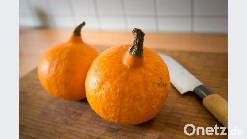 Je nach Sorte kann meist bis auf den Stiel der ganze Kürbis verzehrt werden, der Hokkaido-Kürbis sogar mit der Schale. Bild: Florian Schuh/dpa