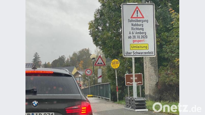 Schon seit fast zwei Wochen machen Hinweisschilder an Bahnübergang und Naabbrücke auf die Sperrung der überörtlichen Verkehrsachse aufmerksam. Bild: Völkl