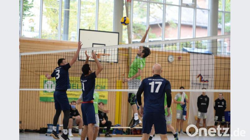 Statt auf seiner angestammten Mittelblocker-Position spielte Julius Spantig (rechts am Netz) auf Diagonal, Wenzel Huber und Severin Groha rückten in die Mitte. So dominierte der VC Amberg die Partie in Schwabing. Archivbild: Andreas Brückmann