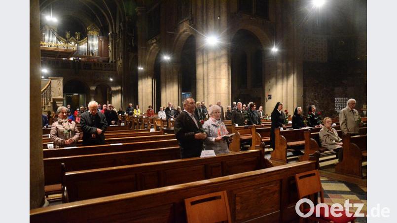 Gemeinsam feiern in Corona-Zeiten: Die Jubelpaare werden in der Josefskirche auf Abstand gehalten. Bild: Kunz