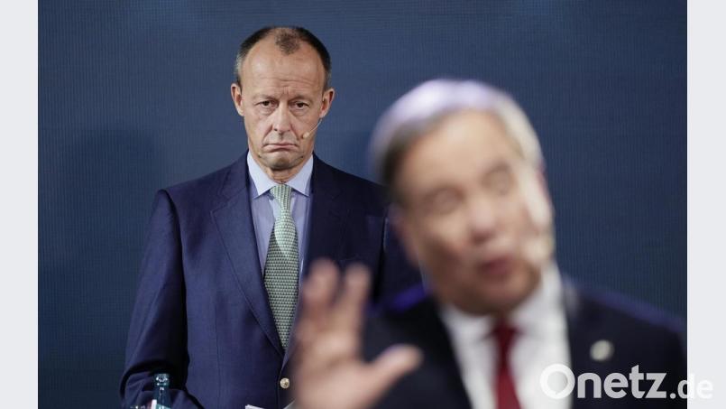 Friedrich Merz im Hintergrund hört Armin Laschet zu. Beide sind Kandidaten für den Bundesvorsitz der CDU. Bild: Michael Kappeler/dpa