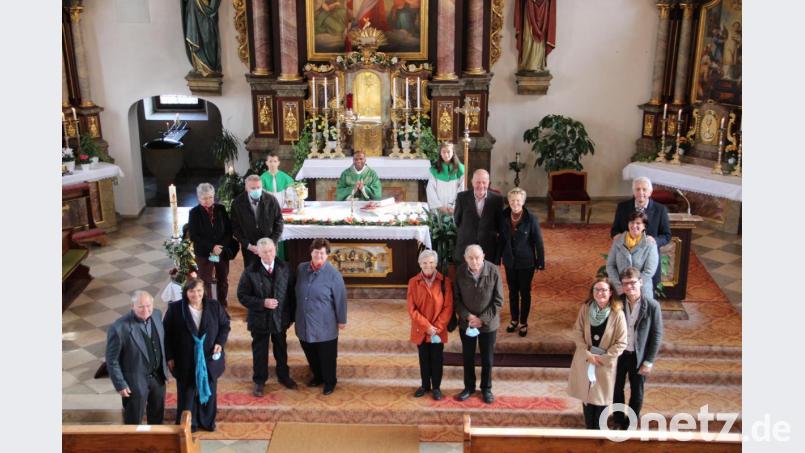 Die Ehejubilare aus der Pfarrei Wutschdorf feiern einen besonderen Gottesdienst. Bild: gri