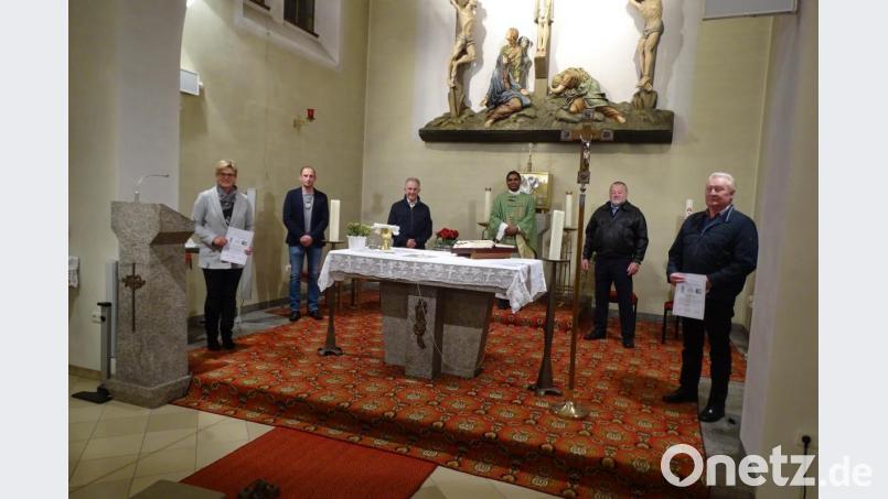 &quot;Vergelt&#039;s Gott&quot; sagt Pfarrer Julius Johnrose sowohl den ausgeschiedenen als auch neuen Mitgliedern des Kirchenausschusses Waldkirch. Dank kommt auch vom neuen Sprecher Martin Vogl (Zweiter von rechts). Bild: pi
