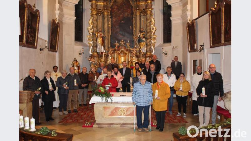 Zwölf Jubelpaare waren der Einladung zum Festgottesdienst gefolgt, bei dem sie vor Pfarrer Pater Anish George nochmals ihr Eheversprechen erneuerten. Bild: soj