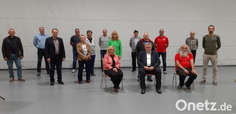 Der Führungsriege des TSV gehören an: (von links) Thomas Stock (Fußball), Rüdiger Kastl (Ausschussmitglied), Bürgermeister Christian Porsch (Skisport), Ekkhard Prantschke (Fußball), Anita Porsch (Damengymnastik und Frauenbeauftragte), Renate Himsel (Ausschussmitglied), Werner Knappe (Fußball), Angela Kreutzer (Zweite Vorsitzende), Conny Weiß (Schriftführerin), Lothar Büringer (Handball und Tischtennis), Stefan Schleser (Ausschussmitglied), Manfred Porsch (Vorsitzender), Christian Müller (Schüler- und Jugendfußball), Peter Krönert (Dritter Vorsitzender), Harald Zimmermann (Ausschussmitglied) und Peter Knappe (Ausschussmitglied). Bild: ak
