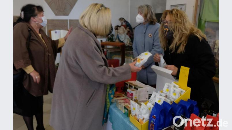 Seit 20 Jahren werden im Eine-Welt-laden in Floß Waren aus aller Welt zu fairen Preisen verkauft. Auch nach der Vorabendmesse am Samstag und nach dem Festgottesdienst am Weltmissionstag öffnete der Laden seine Türen zum Jubiläumsverkauf. Bild: le