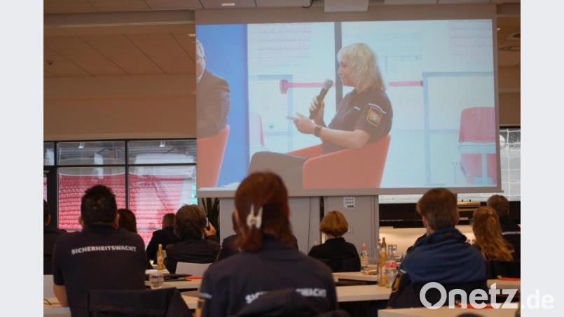 Doris Schmalzl berichtete, übertragen auf einer Leinwand, von ihren Erfahrungen als Teil der Amberger Sicherheitswacht. Bild: gib