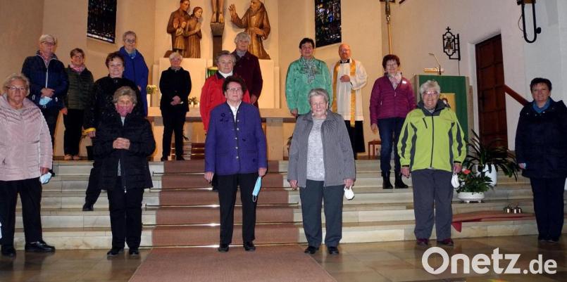 Die Verantwortlichen des Frauenbunds St. Konrad ehren die treuen Mitglieder. Bild: R. Kreuzer