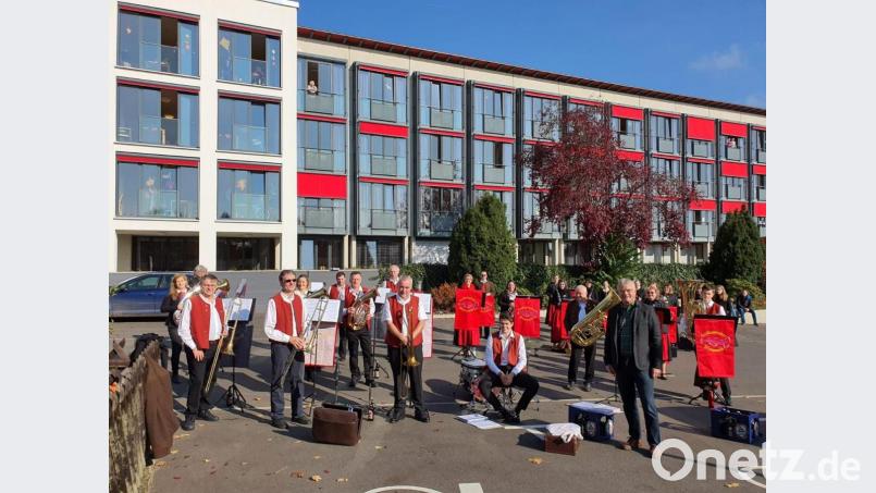 Die Blaskapelle Großkonreuth vor dem Seniorenheim in der Egerstraße. Im Bild die Musiker mit dem Seniorenbeauftragten der Stadt Tirschenreuth, Konrad Zant. Bild: exb