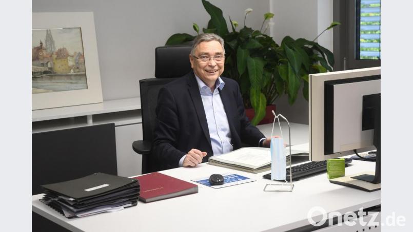 Noch sind die Bilder nicht an der Wand, aber Geschäftsführer Günther Kamm ist mit seinem 25-köpfigen Team wieder zurück an den (neuen) Schreibtischen. Vier Tage Umzugsstress sind überstanden. Bild: Gabi Schönberger