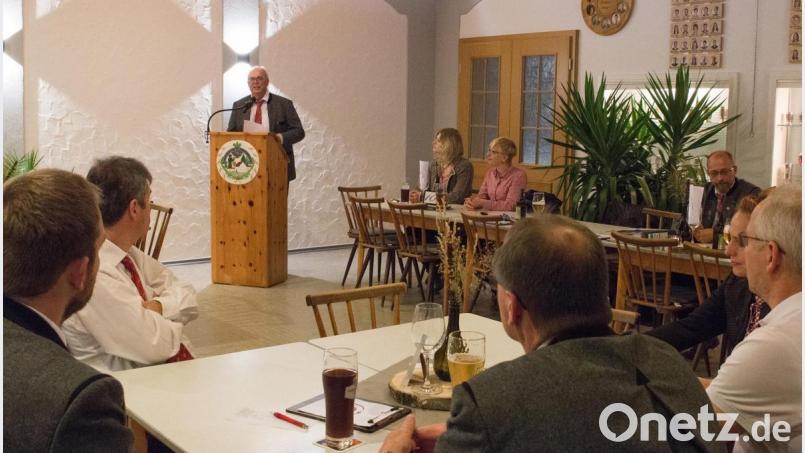 Vorsitzender Horst Bauer (am Rednerpult) berichtet über die Aktivitäten im vergangenen Vereinsjahr. Bild: nza