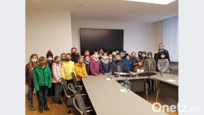 Einen Ausflug ins Rathaus unternahm die 4. Klasse der Grundschule Plößberg im „Heimat- und Sachunterricht“. Die Mädchen und Jungen besuchten mit ihrer Lehrerin Stephanie Zillmann Bürgermeister Lothar Müller. Bild: Grundschule Plößberg/exb