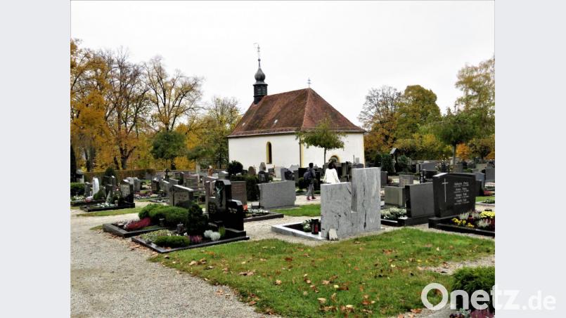Auf dem Friedhof der Kreisstadt ist es am Montag sehr ruhig. Am Sonntag zu Allerheiligen werden hier viele Menschen zusammentreffen, was in der wieder schwierigen Pandemiesituation weniger gern gesehen wird. Dennoch findet Allerheiligen am Friedhof wie gewohnt statt, mit entsprechenden Maßnahmeregelungen. Bild: ubb