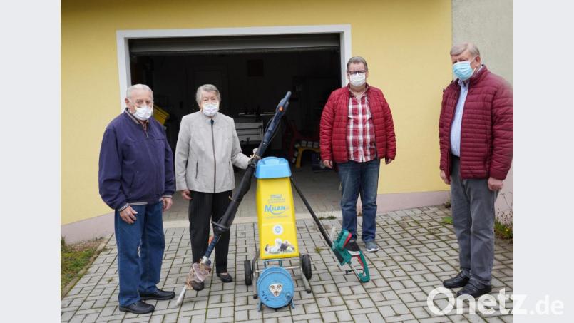 Übergabe der gespendeten Gartengeräte am gemeinschaftseigenen Gerätehaus der Siedler am Kinderspielplatz Hofzeil. Von links: Wilhelm und Marie-Luise Karl, Siedlervorsitzender Peter Schuch sowie sein Stellvertreter Manfred Kuhn. Bild: fvo