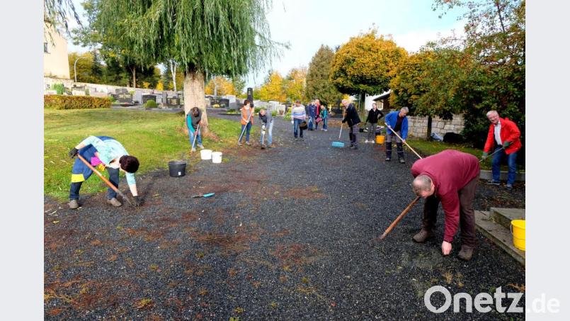 Freiwilliger Arbeitseinsatz im evangelischen Friedhof. Über 20 Helfer befreiten die Wege von Unkraut, Moos und Gräsern. Bild: le