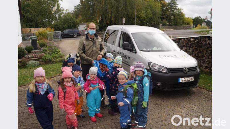 30 Euro waren Ely Eibisch die Kastanien wert, die die Waldecker Vorschulkinder gesammelt hatten. Bild: hl