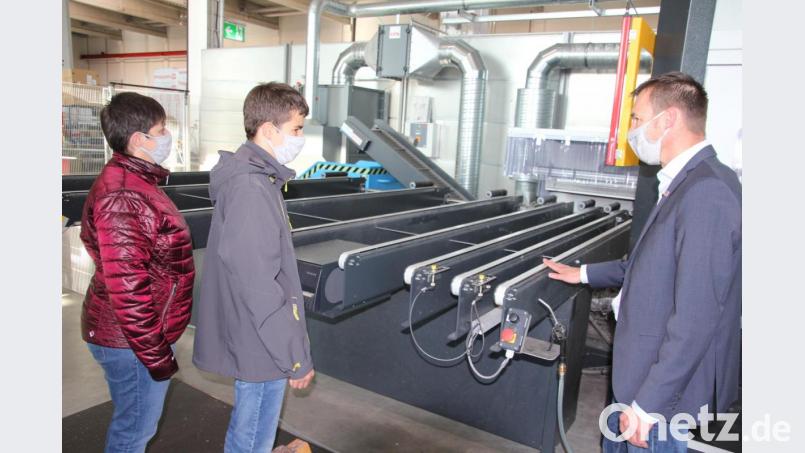 Andreas Malzer (rechts) zeigte den Besuchern unter anderem das Stabbearbeitungszentrum der Firma Kassecker. Bild: kro