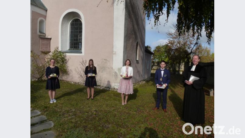 Bei herrlichem Herbstwetter feiern vier junge Christen Konformation. Bild: bk