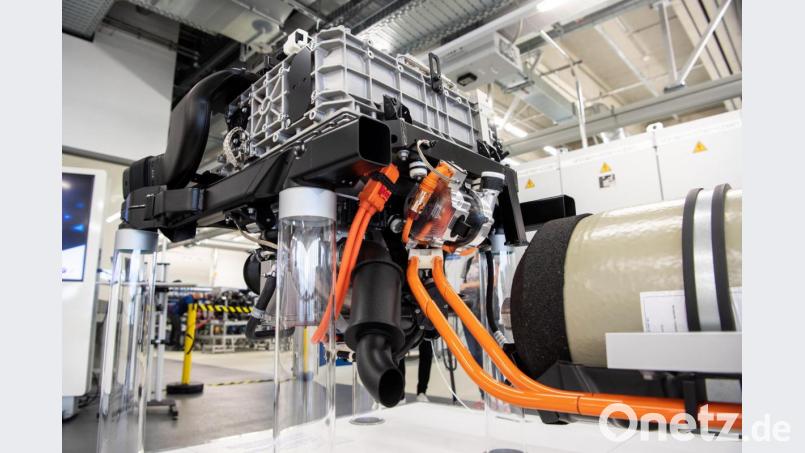 Das Brennstoffzellensystem eines Antriebsstrang-Exponats in einem Forschungszentrums des Automobilherstellers BMW in Garching, das mit zwei 700 Bar-Tanks für insgesamt 6 Kilogramm Wasserstoff ausgestattet ist und in dieser Form in einem BMW X5 platz findet. Bild: Matthias Balk/dpa