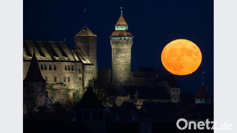 Hier wird Nürnberg ins beste (Mond)licht gerückt: Am Mittwoch entscheidet sich, ob sich die Stadt Kulturhauptstadt Europas 2025 nennen darf. Unser Archivbild mit dem aufgehenden Vollmond über der Burg stammt aus dem Jahr 2016. Archivbild: Timm Schamberger/dpa