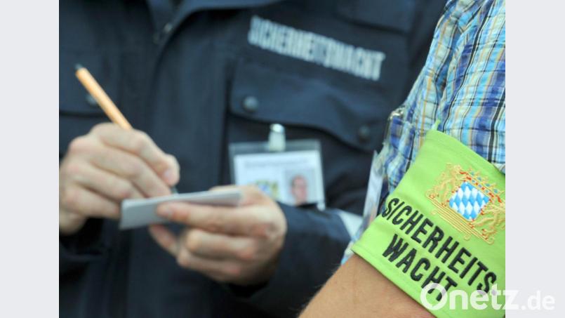 Die Sicherrheitswachten unterstützen die Polizei. Bild: Stefan Puchner/dpa