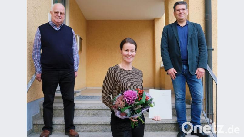 Zum 25-jährigen Arbeitsjubiläum von Stefanie Schuller bei der Steuerberatungsgesellschaft Dilling &amp; Hentzschel gratulieren Steuerberater Günther Dilling (rechts) und Seniorchef Franz Dilling (links). Bild: do