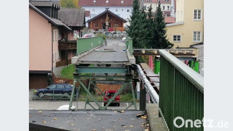 Bislang kam hier niemand mehr drüber. Der Eiserne Steg war seit einem Unfall im April nicht mehr begehbar. Das ändert sich jetzt. Bild: wpt