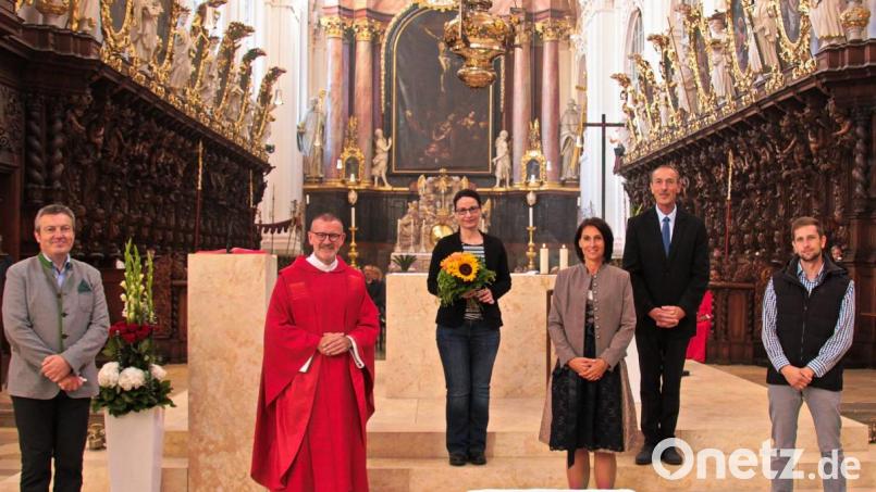 In der Basilika wurde Kurt Fürst wurde als Mesner verabschiedet und Martina Weiß als Nachfolgerin vorgestellt. Von links Kirchenpfleger Martin Rosner, Stadtpfarrer Thomas Vogl, Martinas Weiß, Pfarrgemeinderatssprecherin Sabine Ernstberger, Kurt Fürst, Andreas Grillmeier, Pfarrgemeinderat. Bild: Monika Demmer/exb