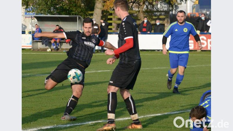 Das war die endgültige Entscheidung: Nabburgs Patrick Greindl (links) hämmert den Ball zum zwischenzeitlichen 4:1 in die Maschen. Der TV siegte beim FT Eintracht Schwandorf sehr deutlich mit 6:1. Bild: ham