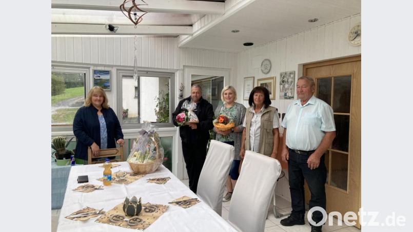 Brigitte Meyer vom Tourismusverein Bad Neualbenreuth-Sibyllenbad, die treuen Urlaubsgäste Oliver und Olga Bürkle sowie die Vermieter Rosmarie und Ferdinand Scharnagl (von links) bei der Ehrung am Schnablhof. Bild: Ursula Stingl/Gäste-Information Bad Neualbenreuth/exb