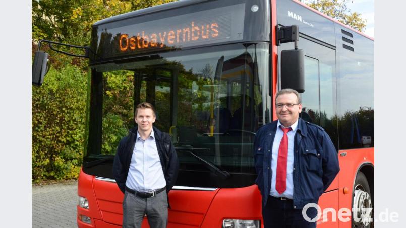 Werkstattleiter Christian Felder (links) und Omnibusfahrer Horst Waldthier loben die Vorteile der neuen Technik. Bild: bey