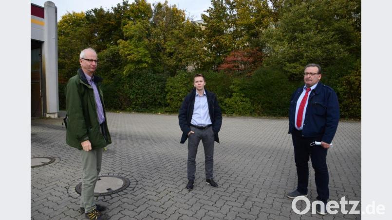 Bernd Honerkamp, Sprecher Bayern DB Regio, Werkstattleiter Christian Felder und Omnibusfahrer Horst Waldthier (von links) loben die Vorzüge des neuen Techniksystems in Verbindung mit der Einsparung des CO2-Ausstosses. Bild: bey