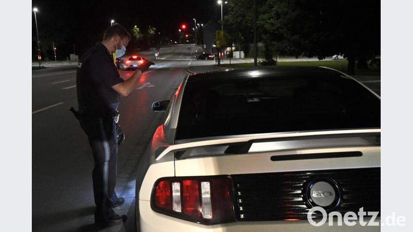 &quot;Stopp!&quot;: Den 19-jährigen Fahrer dieses aufgemotzten Ford-Mustang kontrolliert Polizeiobermeister Tobias Kiefl. Am Ende stellt der Beamte fest, dass einiges so nicht auf deutschen Straßen erlaubt ist. Bild: Petra Hartl