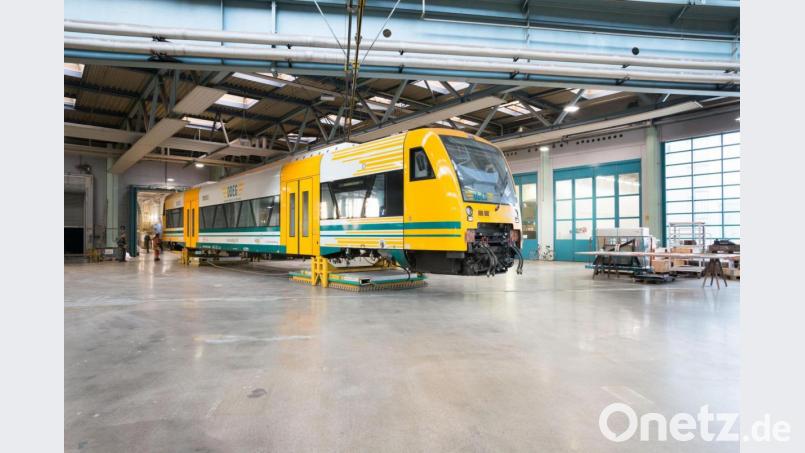 Ein Triebwagen vom Typ RS1 in den Hallen der OWS. Bild: Lux Fotografen