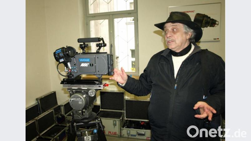 Igor Farbak führt in einen Prager Hinterhof, wo man die Dependance der in Filmkreisen berühmten Weidener Firma „Vantage“ findet. Bild: Filmstudios Barrandov