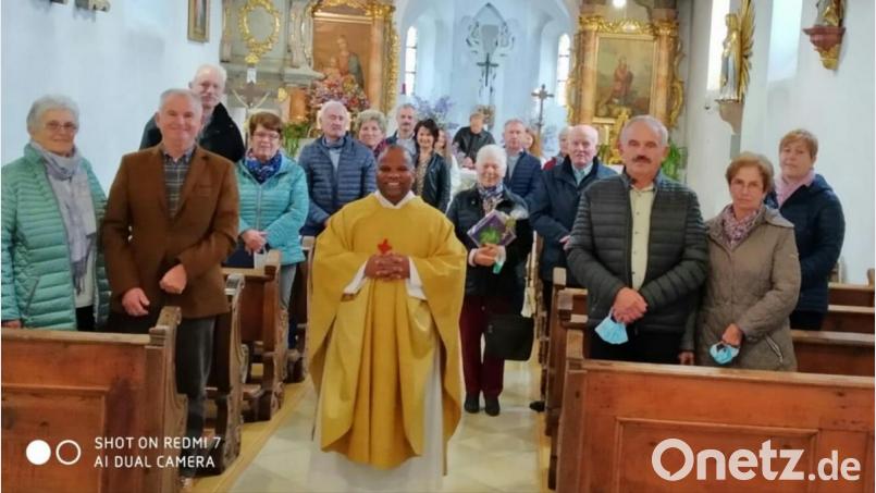 Die Etsdorfer Ehejubilare mit Pfarrer Moses Gudapati (vorn Mitte). Bild: Marion Koch/exb