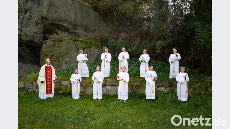 Zehn junge Christen empfingen in Störnstein die Erstkommunion. Es waren dies (von links nach rechts): Laurenz Kost, Max Hoch, Hannah Holzer, Nike Schmid, Sara Lindner, Lara Schmid, Theo Troppmann, Klara Schiener, Mara Schregelmann und Ben Hartkemeyer. Bild: Christine Junglas