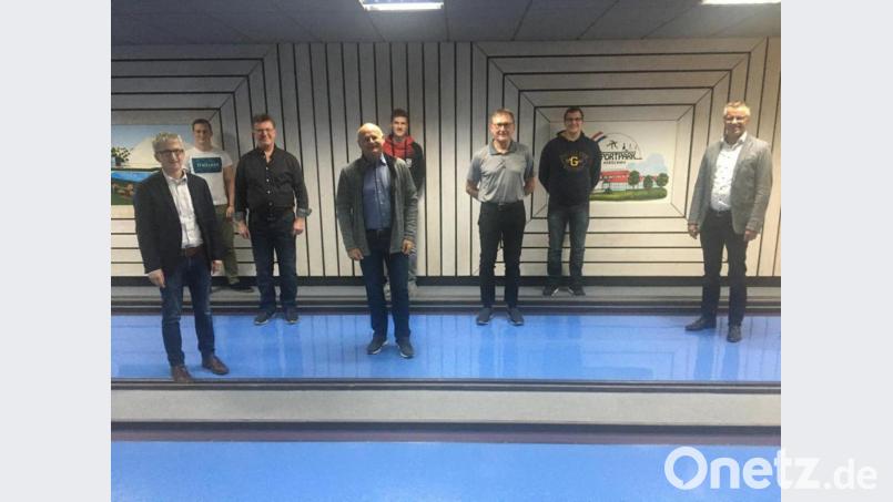 Einstimmig bestätigen die Delegierten den Vorstand es TuS Hirschau im Amt (von links): Kassier Klaus Wild, Jugendwart Andreas Losch, Dieter Held und Manfred Groher vom Vorstandsteam, Internetbeauftragter Patrick Gebhard, Vorstandssprecher Walter Fleischmann, Matthias Fleischmann von der Mitgliederverwaltung und Bürgermeister Hermann Falk. Bild: fg