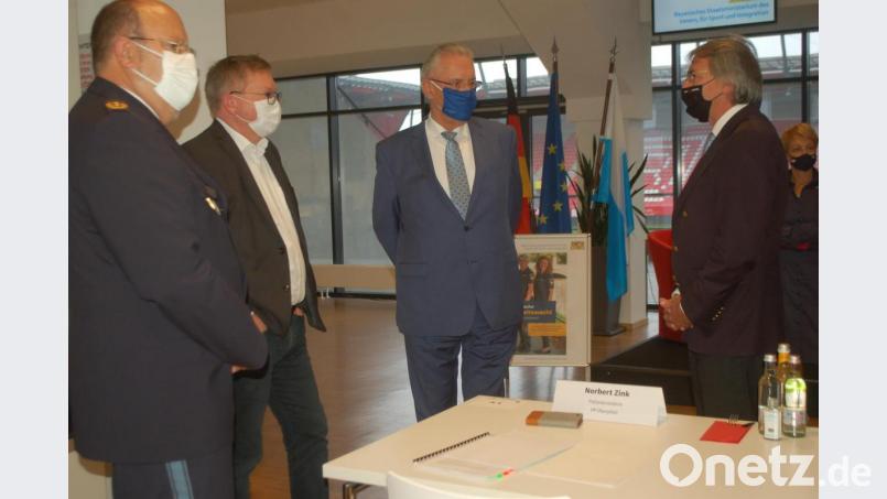 Am Rande der Konferenz unterhielten sich (von links) Polizeipräsident Norbert Zink, Ambergs Oberbürgermeister Michael Cerny, Innenminister Joachim Herrmann und Regierungspräsident Axel Bartelt. Bild: gib