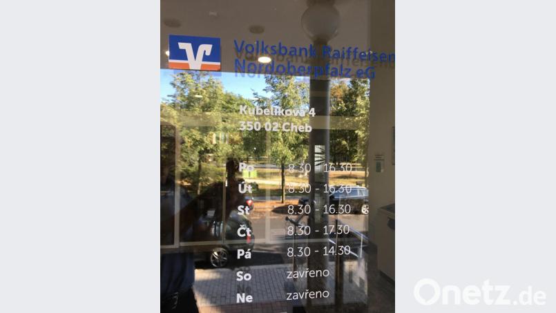 Die Volksbank Raiffeisenbank Nordoberpfalz veröffentlicht am Eingang ihrer Filiale in Cheb (Eger) auf Tschechisch die Öffnungszeiten. Bild: Clemens Fütterer