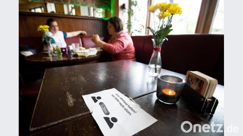 Leere Tische in Gaststätten dürfte es künftig im Kreis Schwandorf noch mehr geben: Weil die Corona-Ampel inzwischen Rot zeigt, müssen Lokale bereits um 22 Uhr schließen. Symbolbild: Christian Charisius/dpa