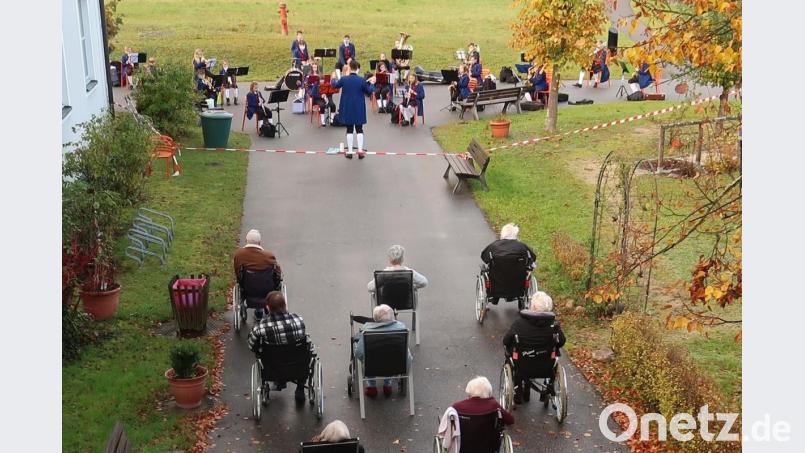 Das Nachwuchsorchester des Musikvereins Vilseck erfreut bei einer öffentlichen Probe die Senioren im BRK-Heim St. Ägidius. Bild: rha