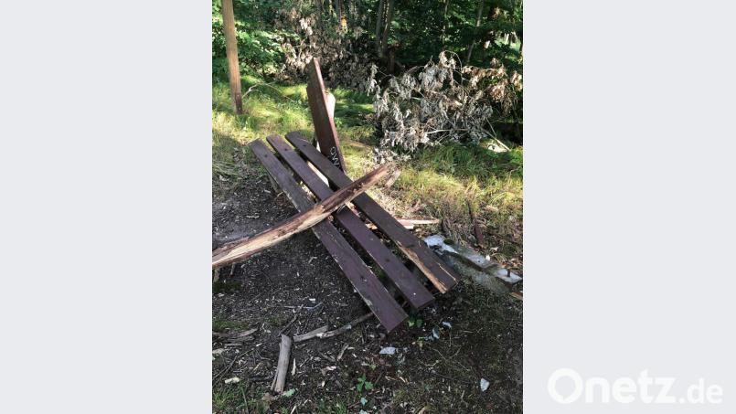 Ein herabstürzender Ast hat die Bank an der Weißenbacheiche total zerstört. Bild: sei