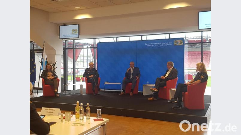 Auf dem Podium sprachen (von links) Landrätin Tanja Schweiger, Polizeivizepräsident Thomas Schöniger, Innenminister Joachim Herrmann, Ambergs OB Michael Cerny und Sicherheitswacht-Mitglied Doris Schmalzl. Bild: gib