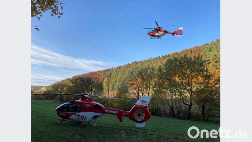 Zur Rettung des 30-jährigen Kletterers gehen auch zwei Hubschrauber in die Luft: Die Rettungshubschrauber Christoph 27 aus Nürnberg (in der Luft) und Christoph 80 aus Weiden. Bild: Bergwacht Amberg-Kastl/exb