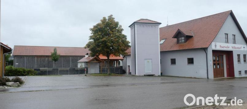 Auf dem Parkplatz neben dem Feuerwehrhaus in Wölsendorf wird das Verkehrsschild mit dem Hinweis „Feuerwehreinsatzkräfte“ angebracht. Die Hauptzufahrt und die Zufahrt zum Stodl sowie der Bereich vor der Bahnhofstraße werden als Feuerwehrzufahrt mit der erforderlichen Beschilderung festgesetzt. Bild: ohr