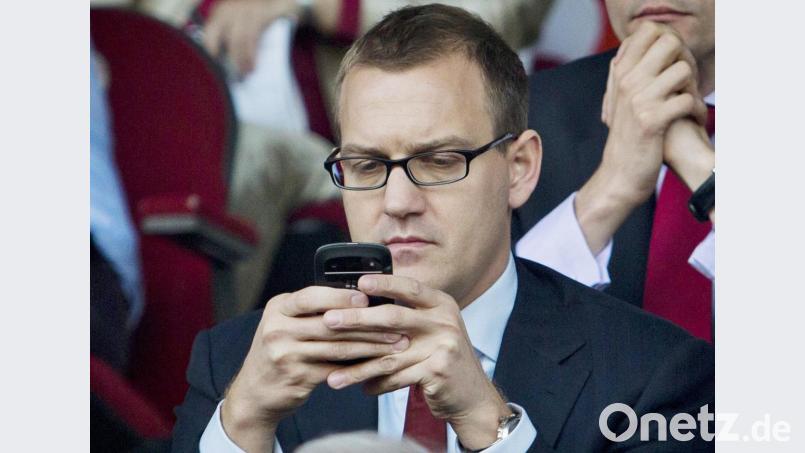 Der tschechische Milliardär Daniel Kretinsky tippt in sein Mobiltelefon auf der Ehrentribüne bei einem Fußballspiel seines Vereins Sparta Prag. Bild: Matej Divizna/dpa