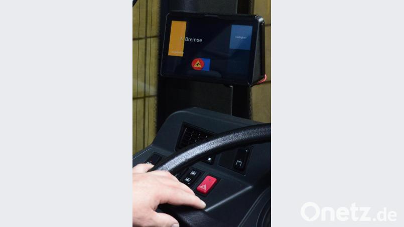 Der kleine Bildschirm links vom Lenkrad des DB-Region-Omnibusses zeigt dem Fahrer Auffälligkeiten auf der Straße, oder auch die notwendige Stärke des Abbremsen in Verbindung mit der möglichen Beeinträchtigung von Fahrgästen an. Bild: bey